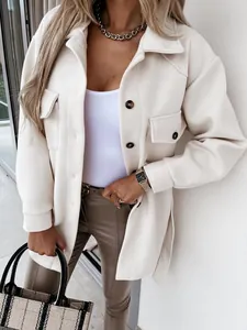 Detail der beigen Damen-Wolljacke mit Gürtel, Knöpfen und Revers