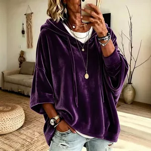 Sudadera con capucha de terciopelo morado con mangas tres cuartos para un look casual moderno