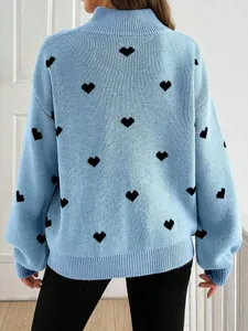 Vista trasera de suéter de punto azul claro con estampado de corazones negros y canalé