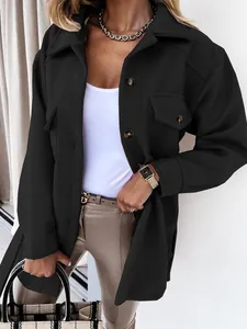 Detailansicht der schwarzen langärmeligen Damen Wolljacke mit Schildpattknöpfen