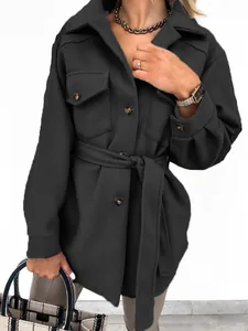 Detailansicht eines schwarzen Wollmantels für Damen mit Gürtel, Knöpfen und Revers