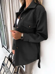 Elegante Detailansicht einer schwarzen Wolljacke mit Revers und modischen Knopf-Taschen