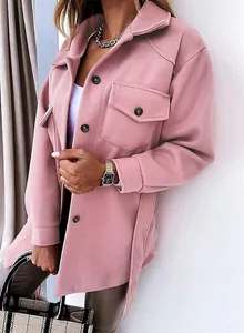 Nahaufnahme einer rosafarbenen Wolljacke für Damen mit elegantem Revers und Knöpfen am Model.