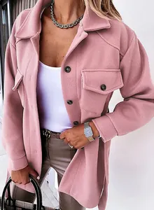 Nahaufnahme eines eleganten rosa Wollmantels mit Knöpfen und Reverskragen