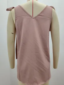 Détail du débardeur rose à col en V avec de jolis nœuds réglables aux épaules