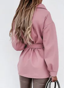Rückansicht eines rosa Wollmantels mit Gürtel und Reverskragen für Herbst und Winter.