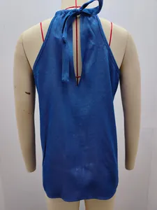 Dettaglio della vista posteriore di un top blu casual con scollo all'americana su manichino.