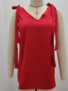Haut caraco rouge avec col en V et nœuds décoratifs aux épaules sur un mannequin.