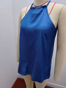 Dettaglio del top azzurro con scollo all'americana e arricciatura su manichino da sarto.