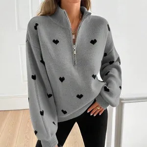 Suéter de punto gris para mujer con estampado de corazones negros y cremallera frontal