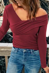 Dettaglio dell'elegante top a portafoglio bordeaux scollo a V e spalle scoperte