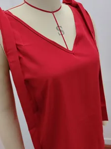 Vue détaillée de haute qualité d'un débardeur rouge à col V et nœuds d'épaules.