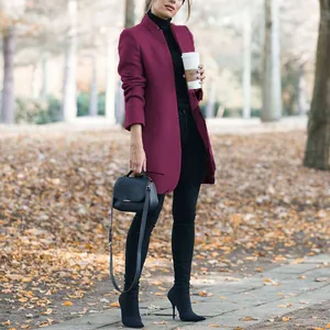 Elegante bordeauxrode wollen jas met opstaande kraag voor chique herfst winter