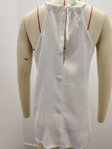 Vista posteriore dettagliata di un top bianco a lupetto senza maniche da donna casual