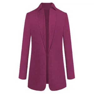 Vooraanzicht detail van een magenta wollen jas met een elegant staand kraagontwerp