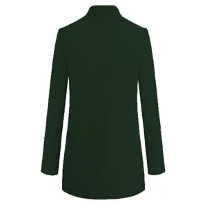 Achteraanzicht van een elegante donkergroene wollen jas met opstaande kraag voor winter