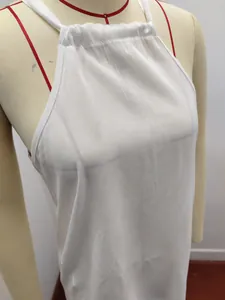 Dettaglio di un top bianco con scollo all'americana su un busto di manichino moda