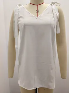 Caraco blanc à col en V avec nœuds décoratifs aux épaules présenté sur un mannequin