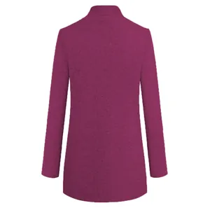Achteraanzicht van een stijlvolle magenta wollen jas met opstaande kraag voor dames effen
