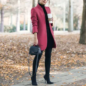 Elegante magenta wollen jas met opstaande kraag voor dames in een prachtig herfstpark.