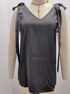 Top caraco noir élégant à col en V avec des nœuds réglables aux épaules sur mannequin