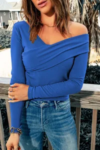 Dettaglio ravvicinato della maglia a maniche lunghe blu reale con scollo a V e spalle scoperte