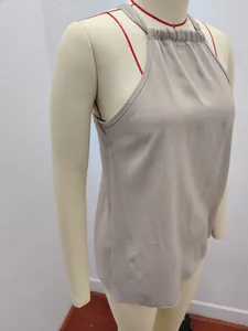 Dettaglio di un top senza maniche da donna a tinta unita con scollo all'americana beige
