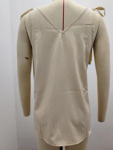 Vue arrière détaillée d'un haut sans manches beige avec d'élégants nœuds d'épaule