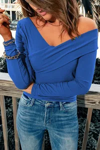 Dettaglio di un top a portafoglio blu con spalle scoperte e trama in maglia a coste