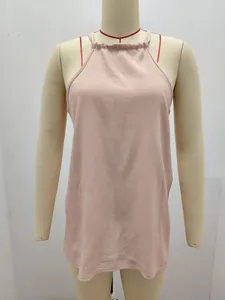 Dettaglio di un top a canotta ampia senza maniche con scollo all'americana rosa