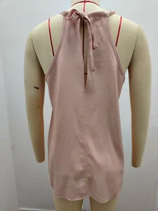 Vista posteriore dettagliata di un top rosa con scollo all'americana su manichino
