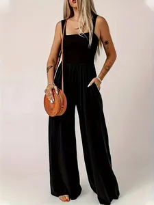 Elegante tuta nera smock senza maniche con design a vita alta e gamba larga chic.