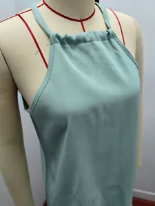 Dettaglio ravvicinato della canotta con scollo all'americana verde menta plissettata