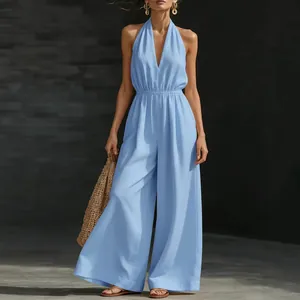 Elegante mono halter azul claro con cuello en V y pernera ancha para un estilo veraniego chic