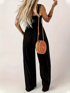 Elegante tuta nera a vita alta con gamba larga e design minimalista davvero chic.