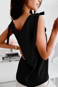 Gros plan d'un haut d'été noir avec des bretelles à nœuds élégantes et un décolleté en V