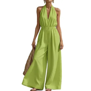 Elegante mono de mujer verde lima con cuello halter y pernera ancha para moda verano