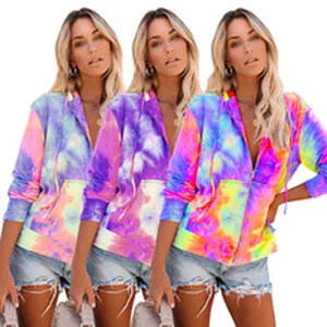 Detail van een kleurrijke tie-dye hoodie met rits en casual denim shorts voor dames