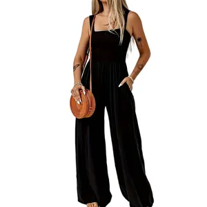 Elegante tuta nera senza maniche con corpetto a punto smock e pantaloni larghi a vita alta.