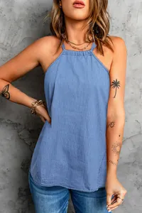 Vista dettagliata del top in denim blu con scollo all'americana da donna stile estivo