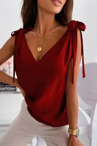 Débardeur rouge à col en V avec des nœuds élégants aux épaules et une texture de tissu soyeuse