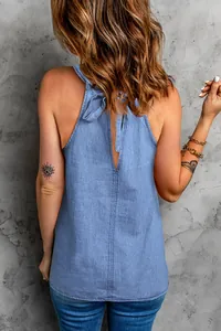 Vista posteriore di un top azzurro con scollo all'americana e dettaglio fiocco alla moda