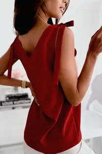 Débardeur élégant en satin rouge avec nœuds aux épaules et dos en V raffiné.