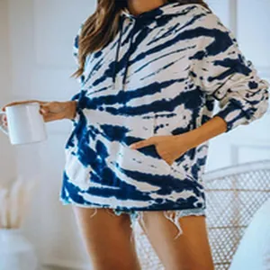 Stijlvolle blauw-witte tie-dye oversized hoodie met handig trekkoord en kangoeroezak