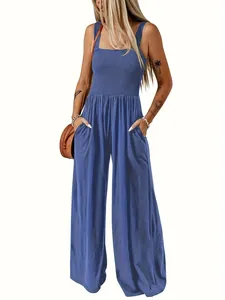 Elegante tuta blu a gamba larga con corpetto a punto smock e vita alta da donna.