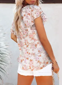 Πίσω όψη γυναικείας casual φλοράλ μπλούζας με κοντά μανίκια με βολάν και λαιμόκοψη V