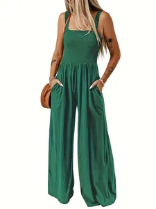 Vista dettagliata di una tuta verde con corpetto a punto smock e gamba larga chic