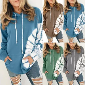Details van tie-dye hoodies voor dames in de kleuren blauw, groen, bruin en grijs