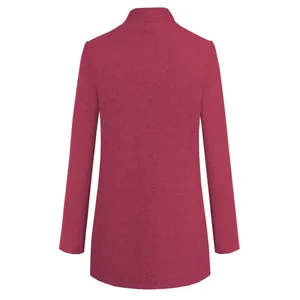 Achteraanzicht van een modieuze effen wollen jas met opstaande kraag in elegant bordeaux