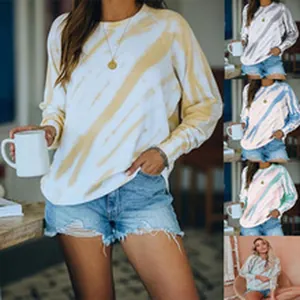Gedetailleerd overzicht van stijlvol tie-dye sweatshirt met lange mouwen in diverse kleuren
